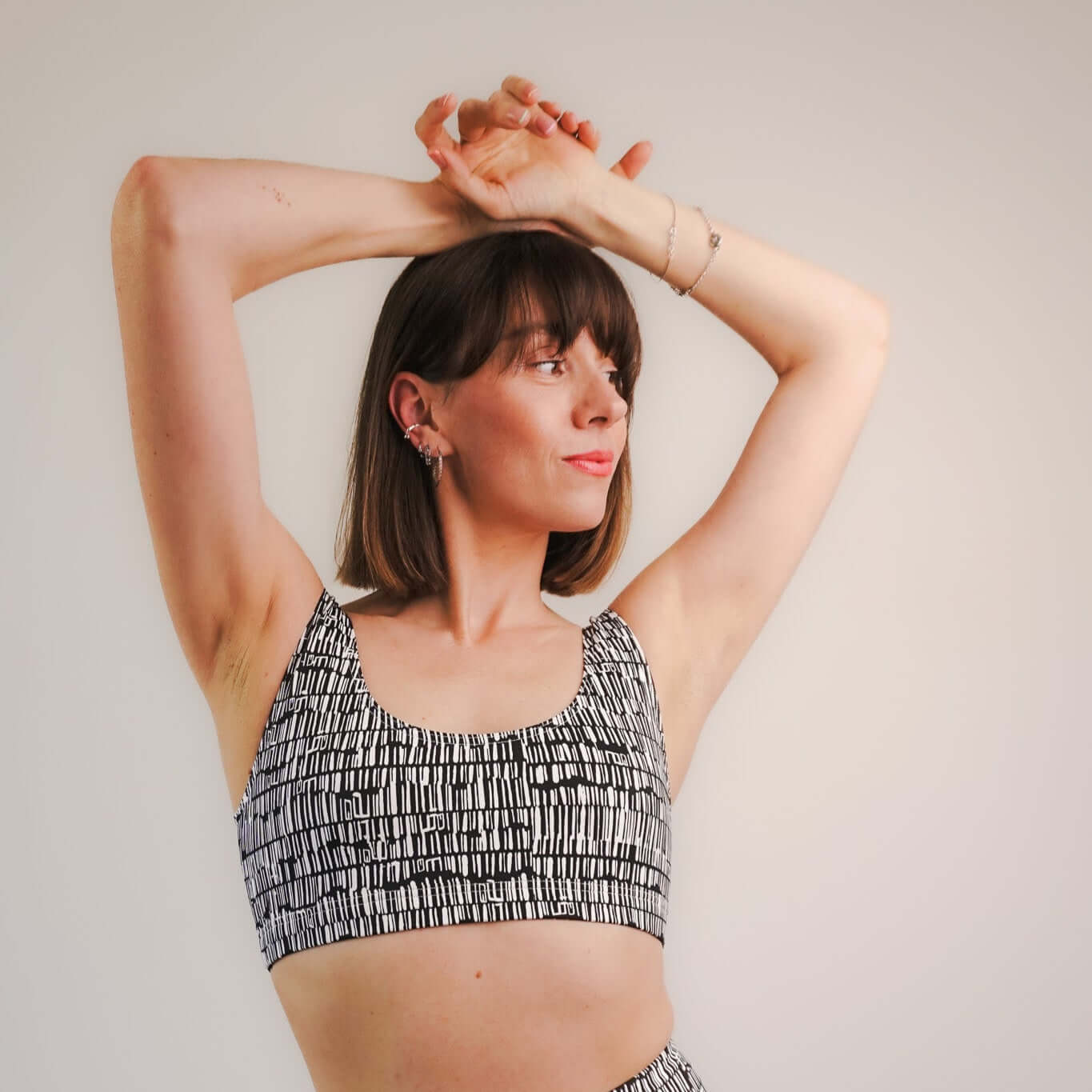 Brassière sport rétro futuriste femme – look Cypher UJŌ