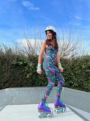 Modèle portant la Combinaison dos nu en lycra colorée originale style année 80 pour femme