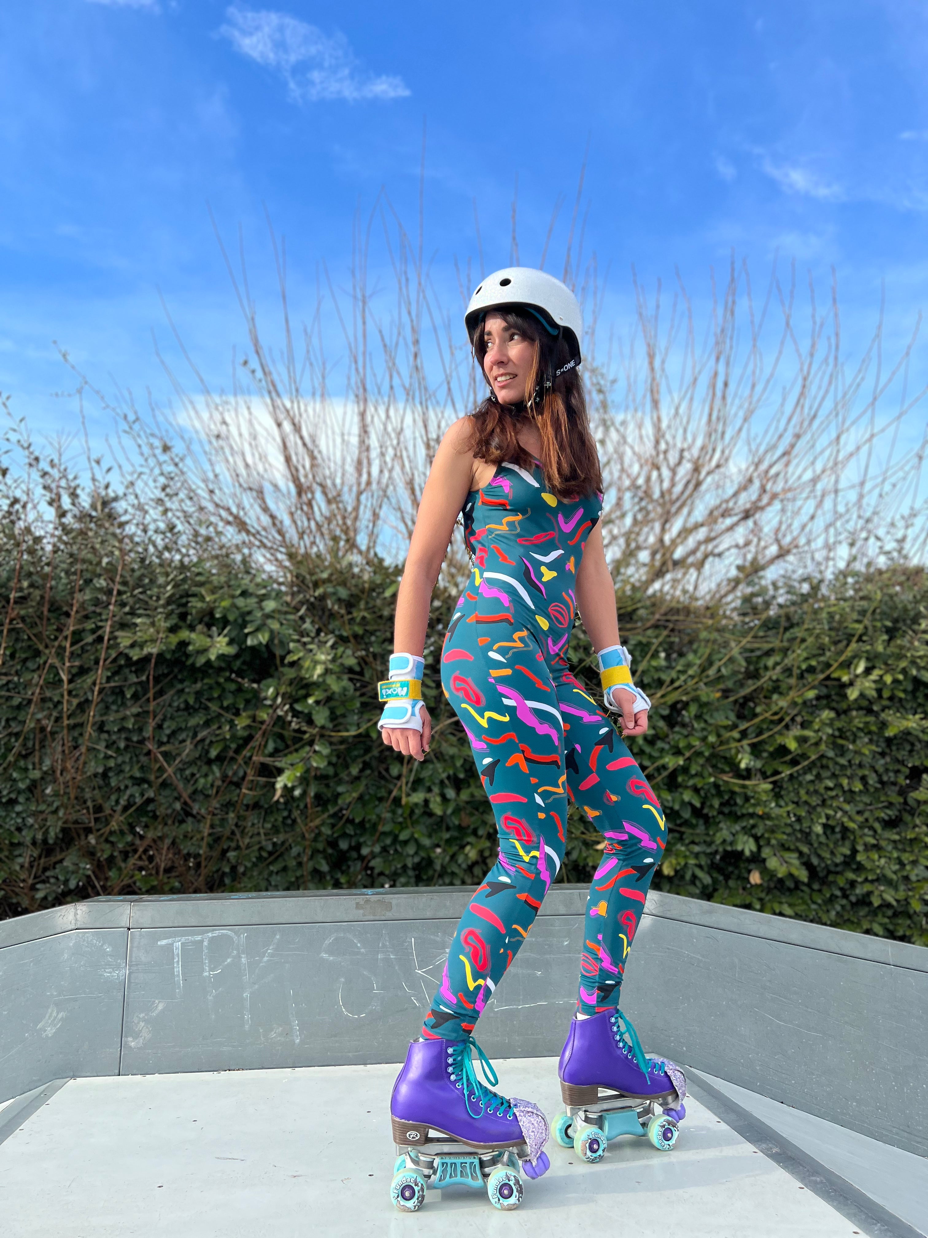 Modèle portant la Combinaison dos nu en lycra colorée originale style année 80 pour femme