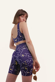 Modèle de dos avec le short de sport cycliste au motif rétro original bleu marine