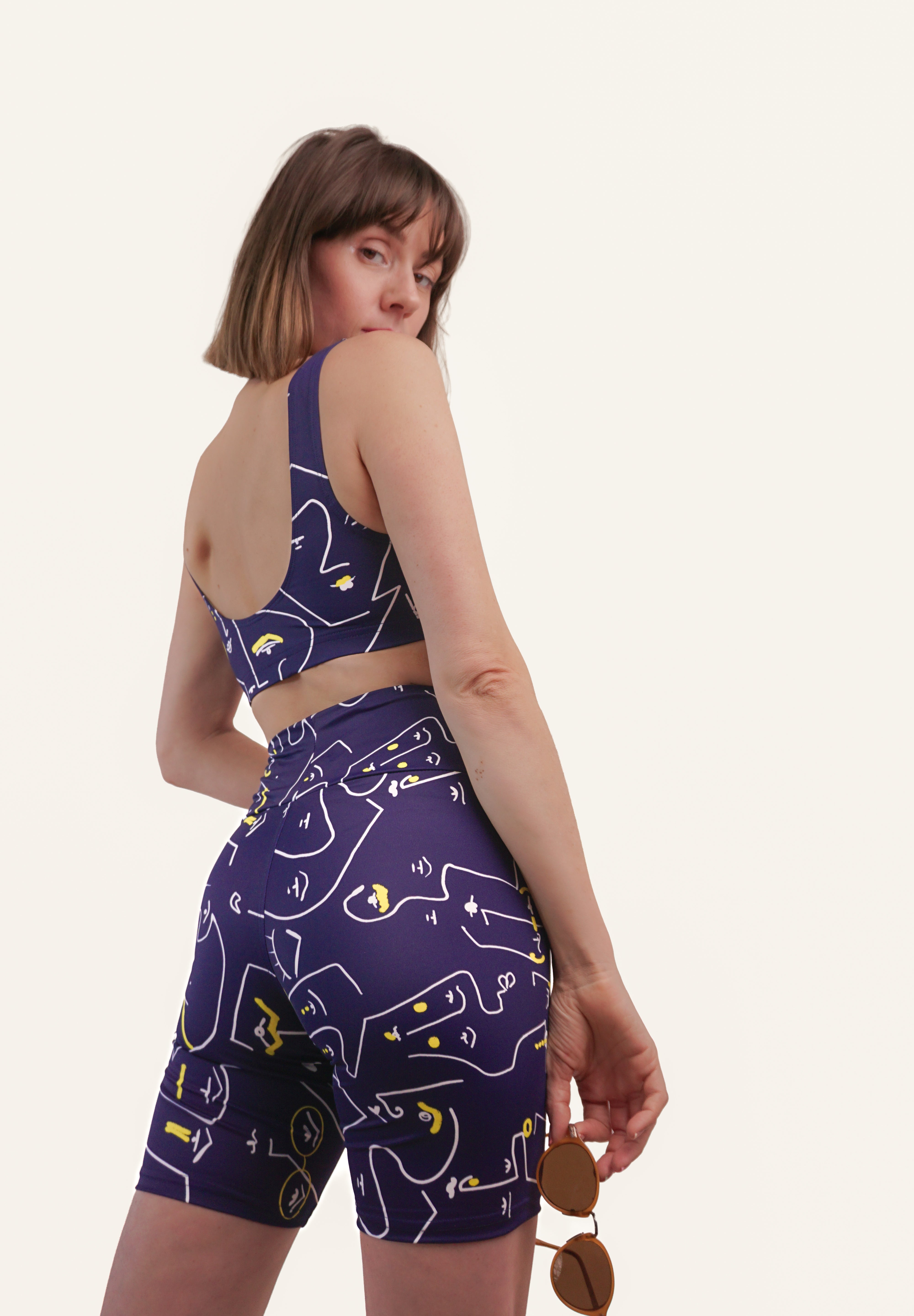 Modèle de dos avec le short de sport cycliste au motif rétro original bleu marine