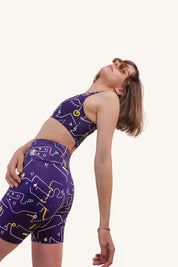 Zoom sur le short de sport cycliste au motif rétro original bleu marine