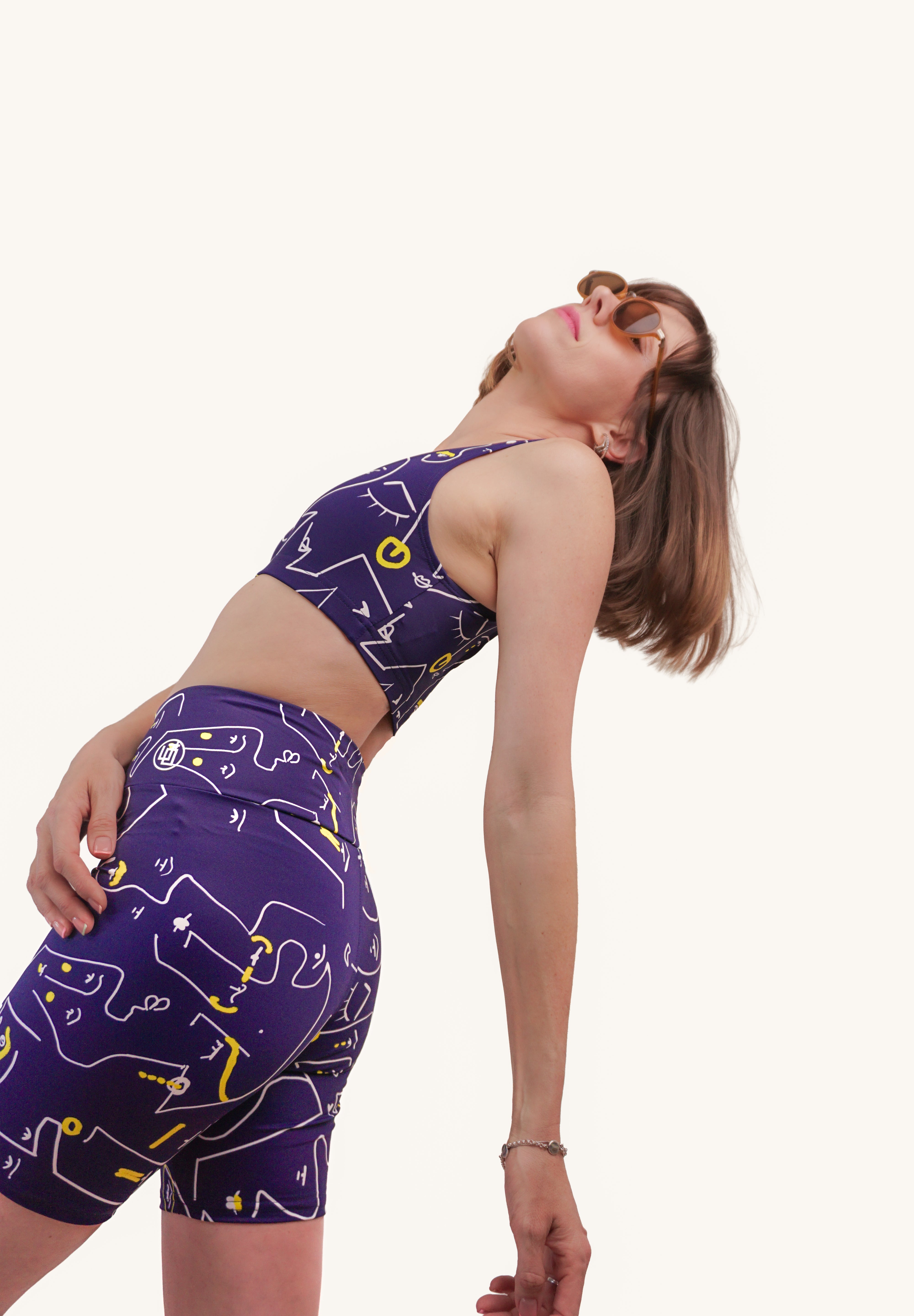 Zoom sur le short de sport cycliste au motif rétro original bleu marine