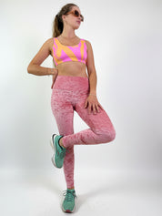 Mannequin en legging velours rose poudré et brassière rose UJO