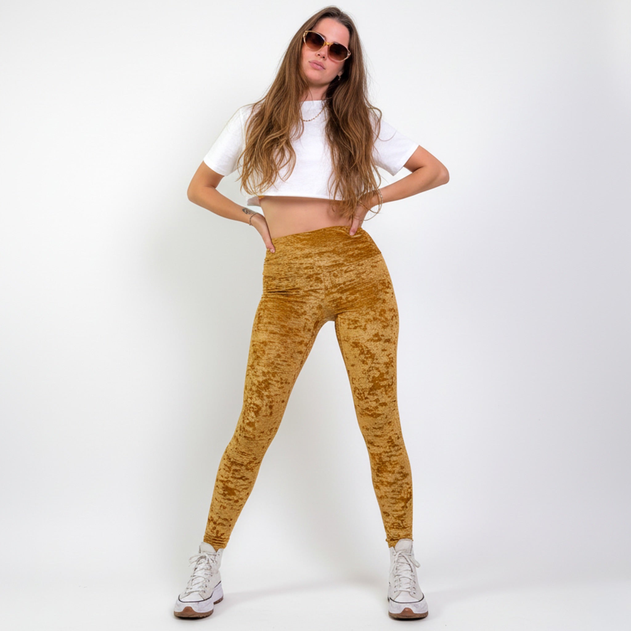 Mannequin pose de face en legging velours texturé ocre doré