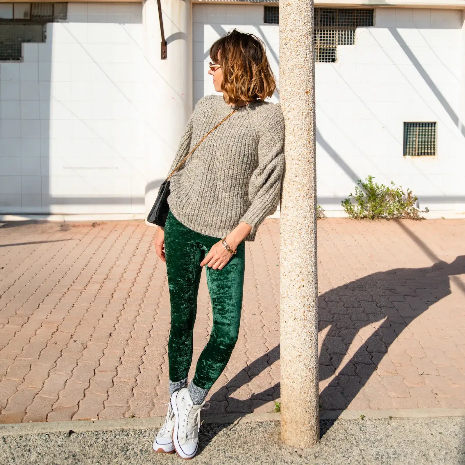 Look chic et élégant avec legging  velours vert et pull oversize UJO