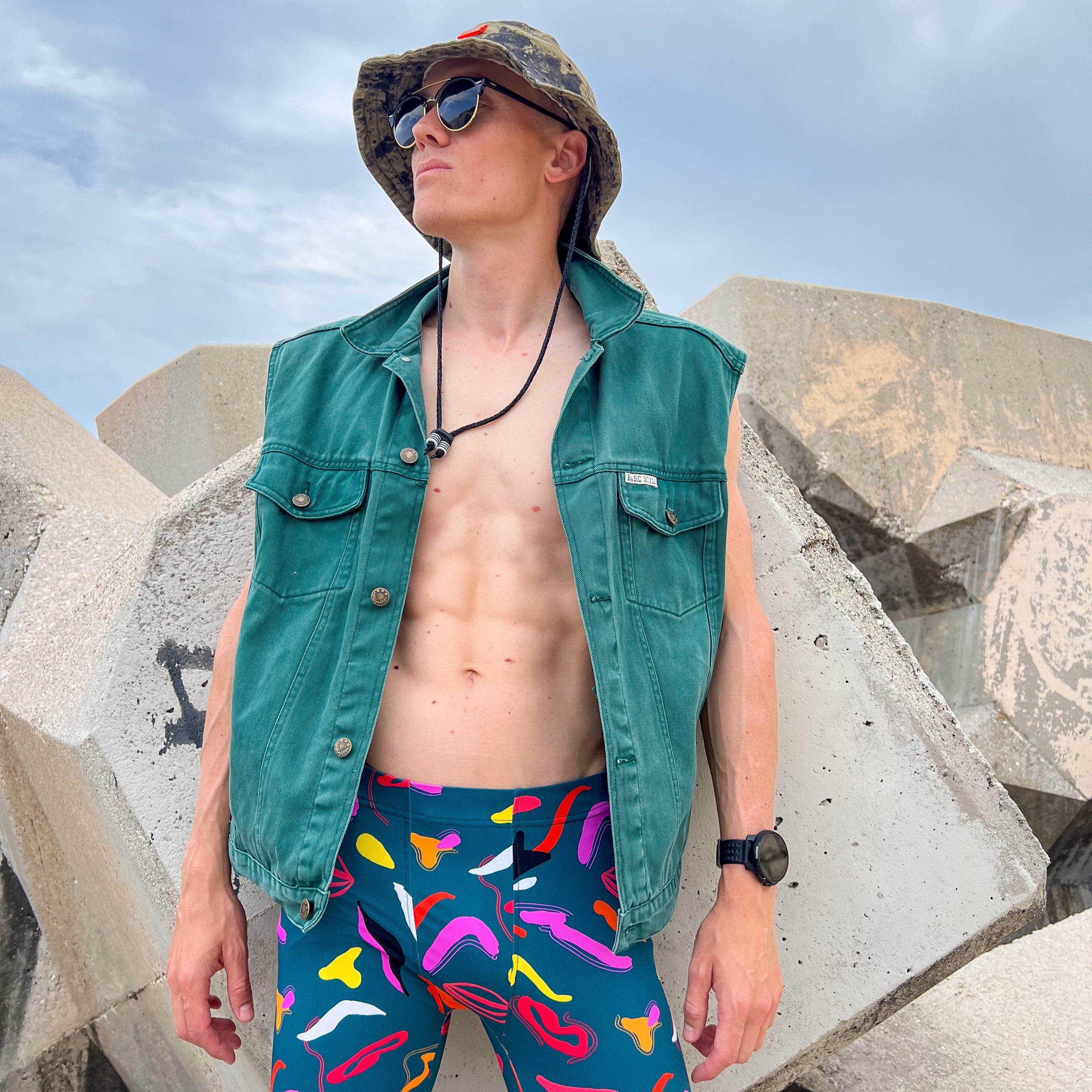 Modèle en legging colorée rétro pour sport et tenue de festival