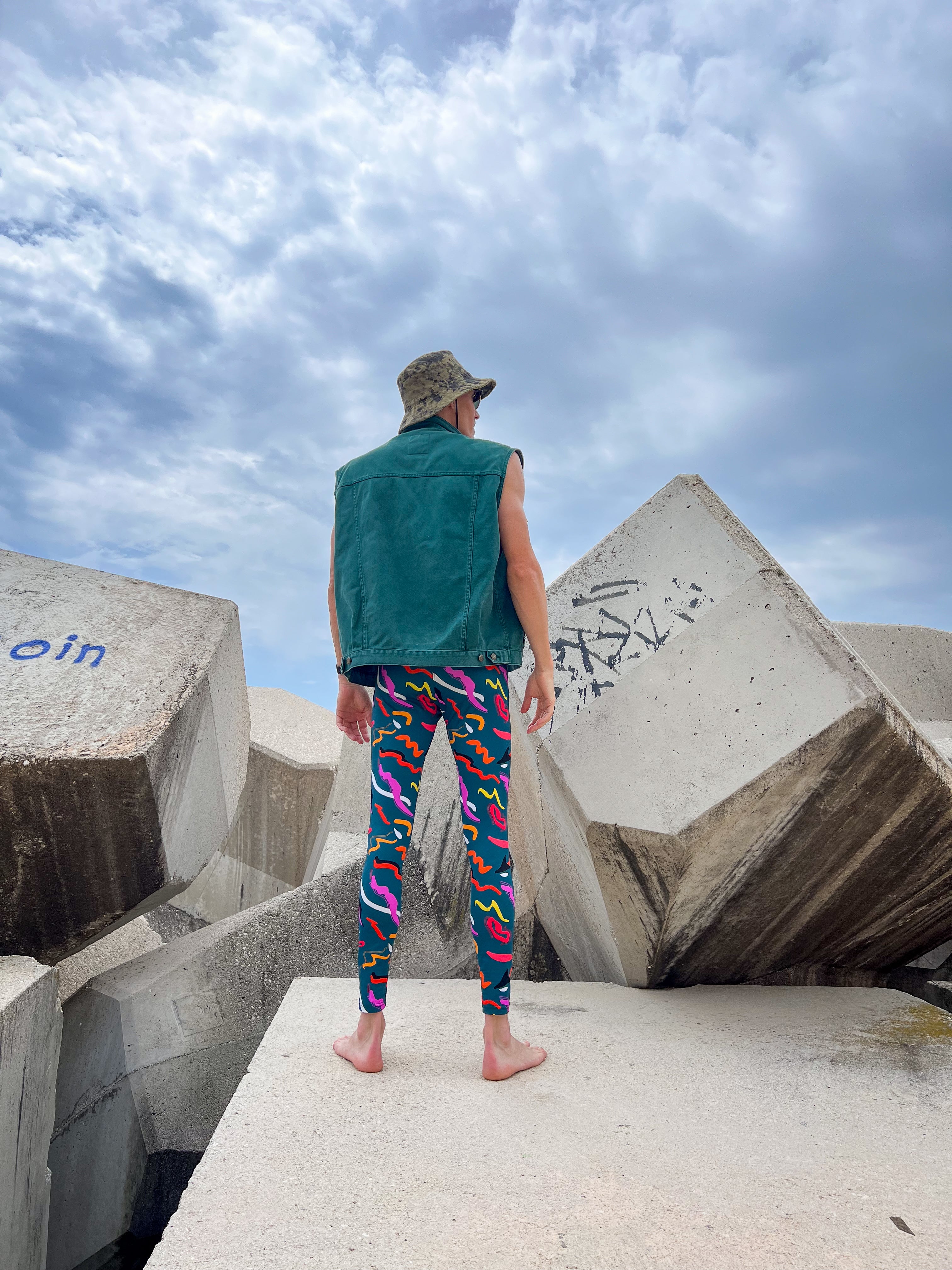 Modèle de dos en legging colorée rétro pour sport et tenue de festival