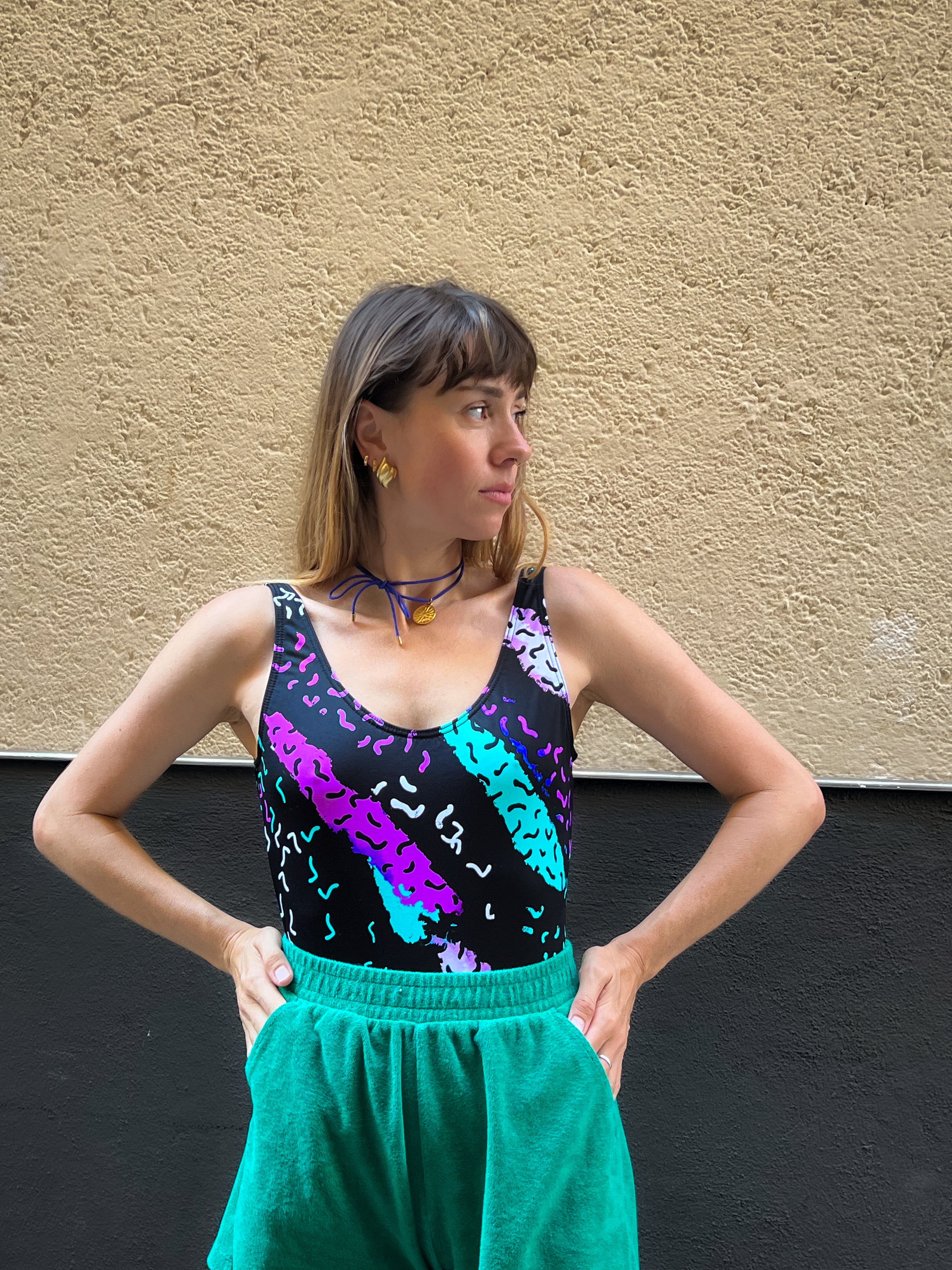 Maillot une pièce motif coloré rétro néon dos nu