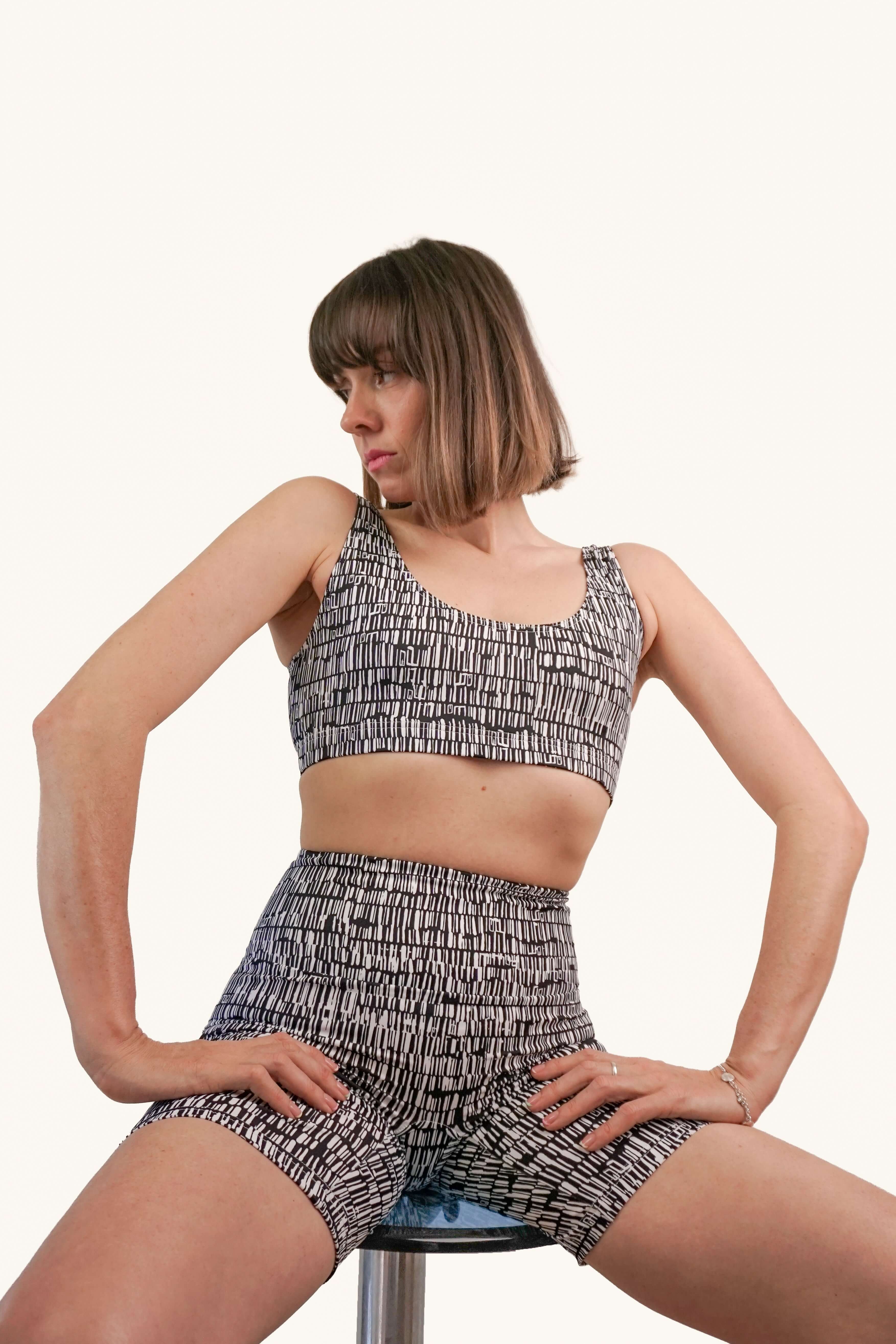 Modèle en tenue de sport rétro wave Made in france
