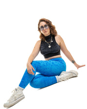Legging taille haute en velours bleu électrique porté avec un top court en velours UJŌ