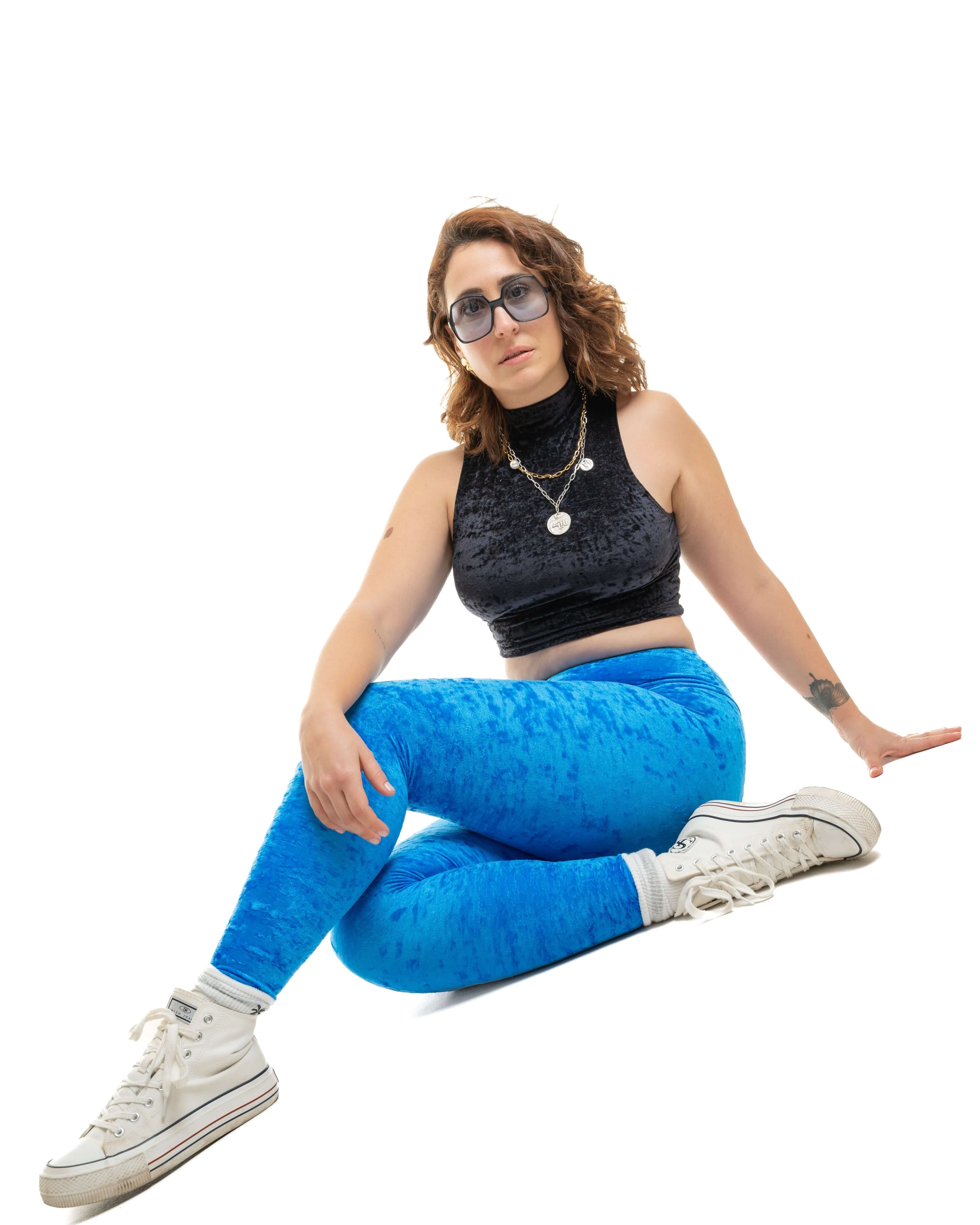 Legging taille haute en velours bleu électrique porté avec un top court en velours UJŌ