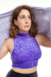 Top court en velours violet avec col montant