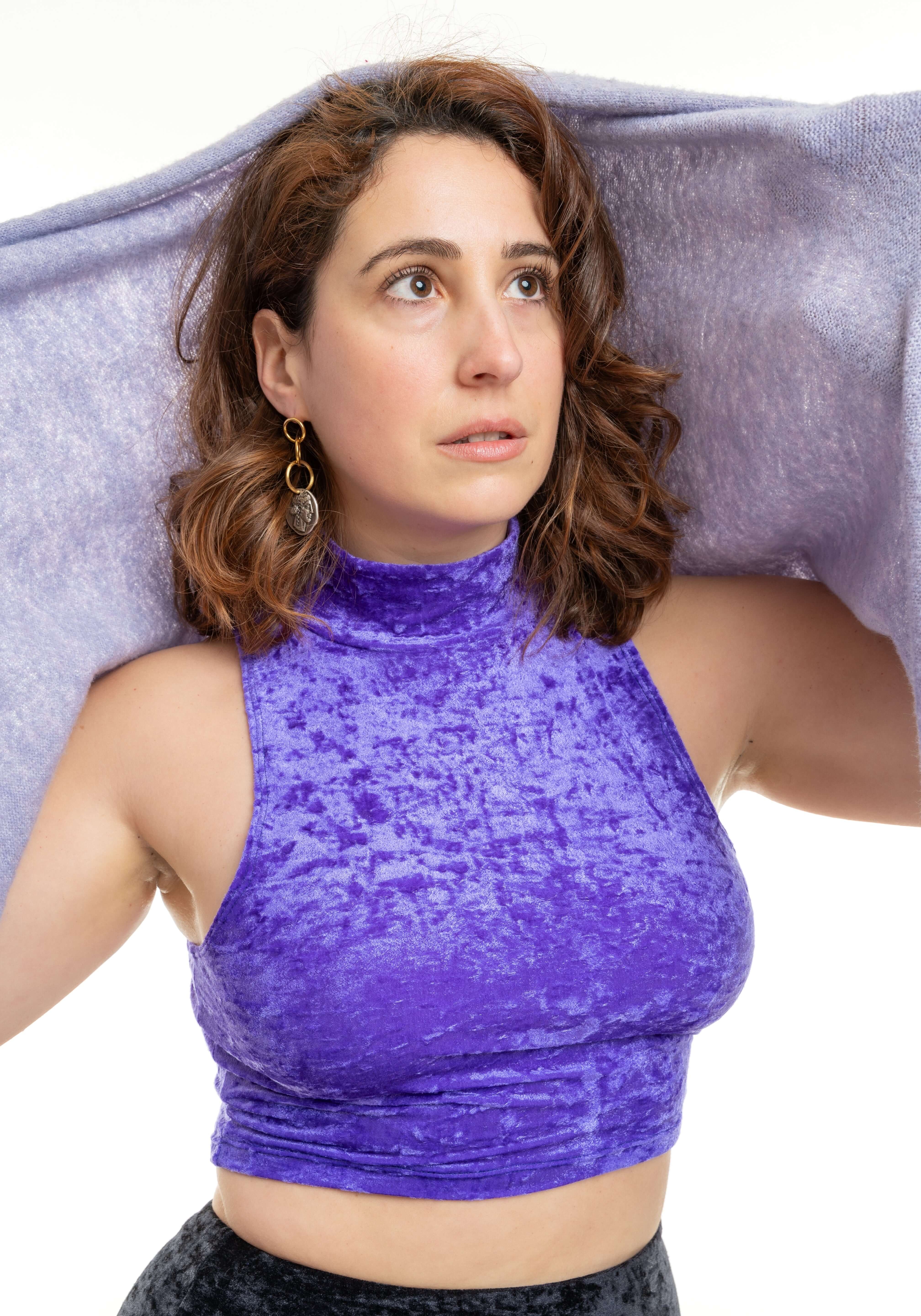 Top court en velours violet avec col montant