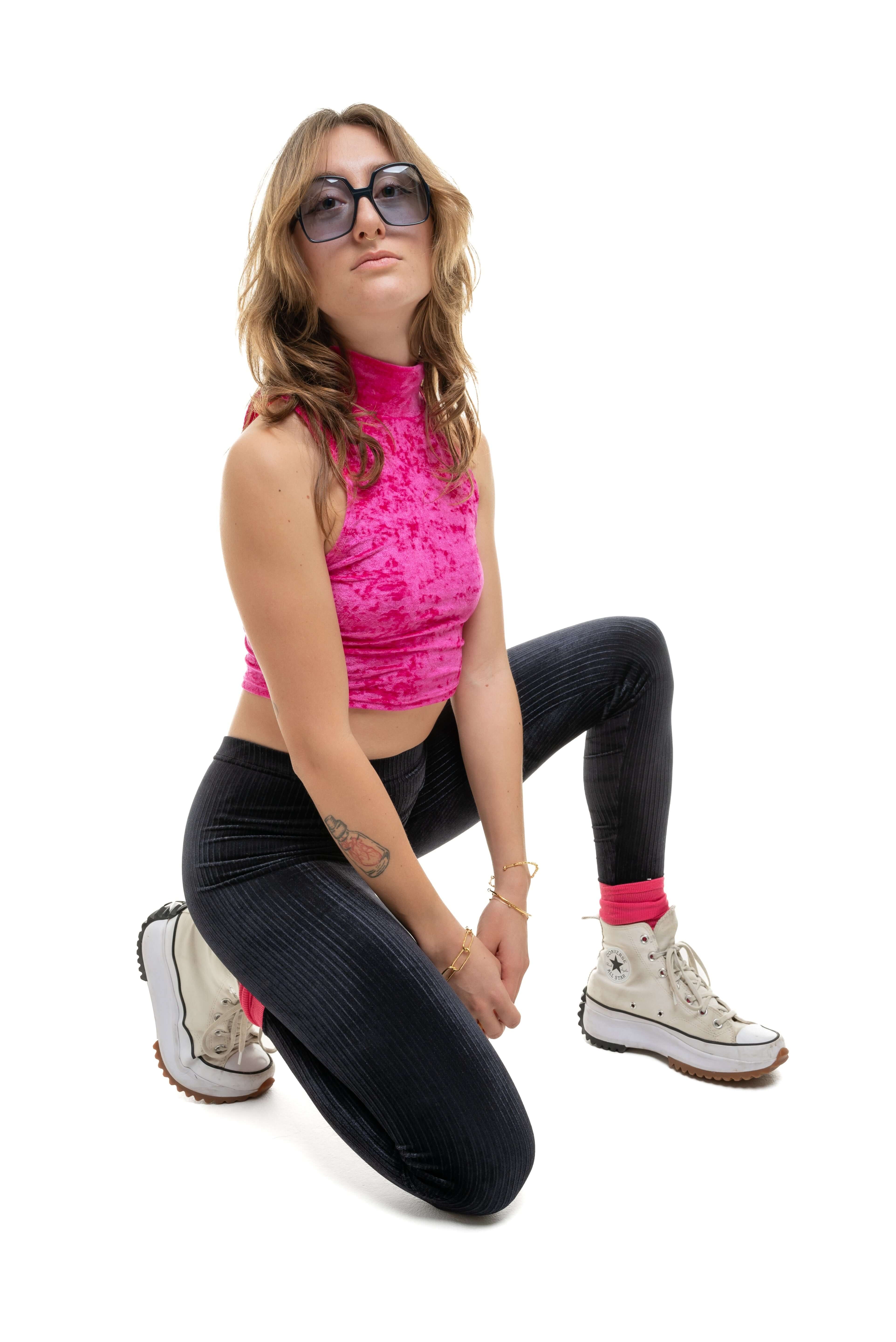 Top court en velours fuschia col montant
