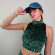Look streetwear avec top court velours vert col montant et casquette en jean Marine Serre – mode active femme