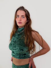 Top court velours vert texturé sans manches pour femme – col montant et coupe ajustée, fabriqué en France