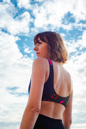 Zoom dos nu brassière de sport motif rétro coloré