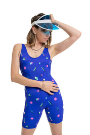 Modèle portant la combinaison short violet en situation de festival