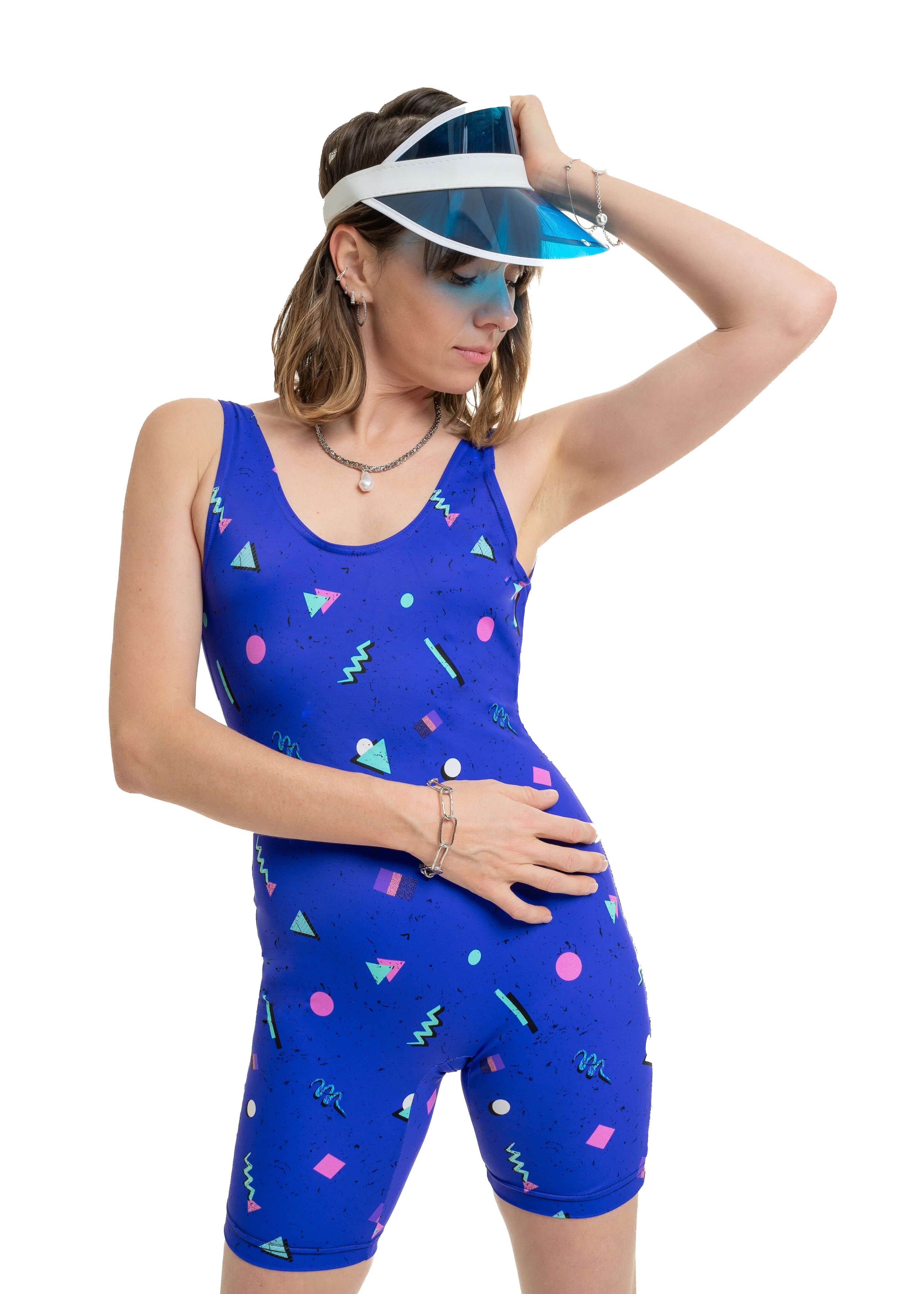 Modèle portant la combinaison short violet en situation de festival