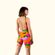modèle de dos avec la combishort orange motif rétro UJO