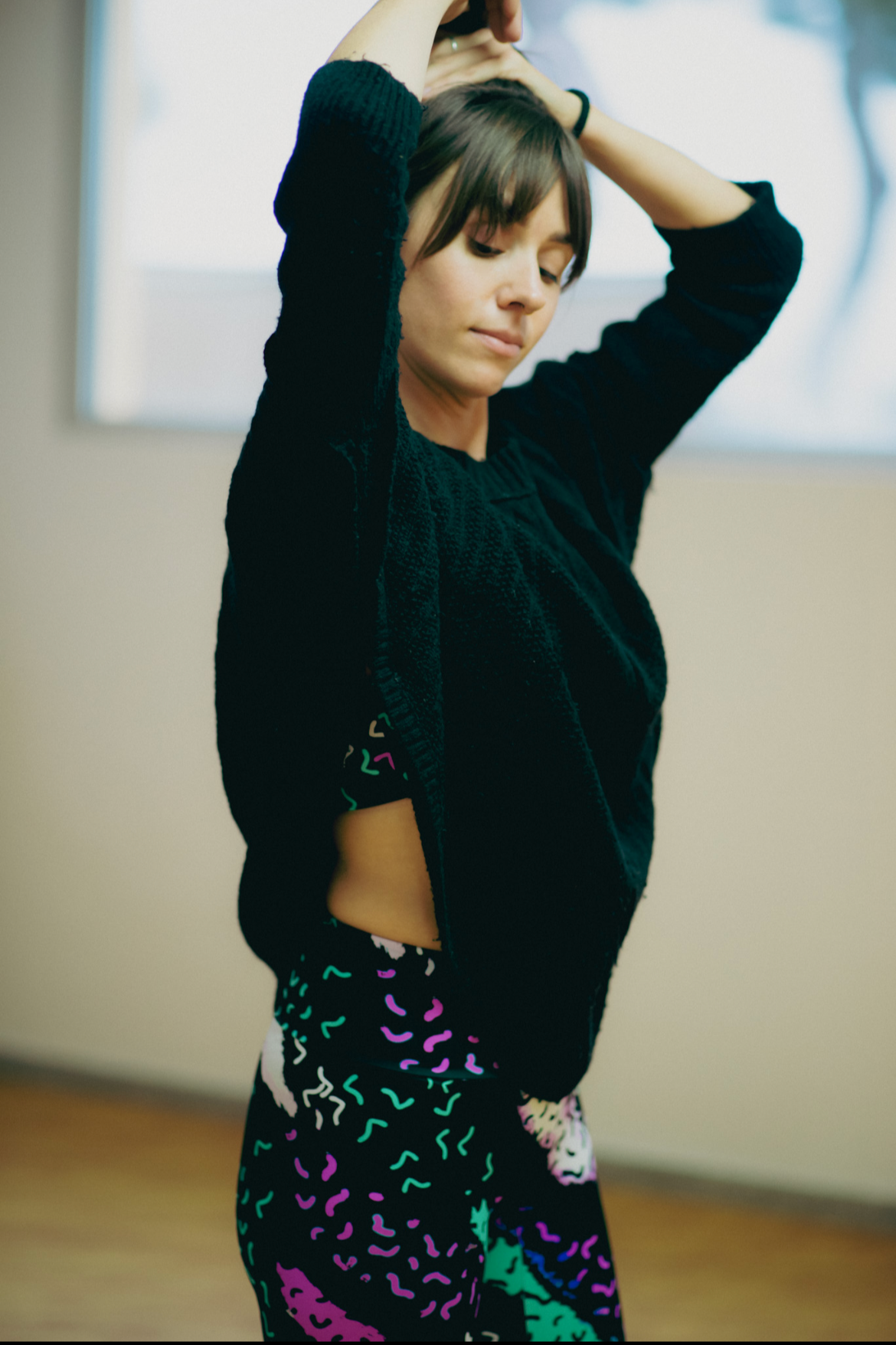 Modèle qui s'étire avec legging imprimé coloré rétro UJO