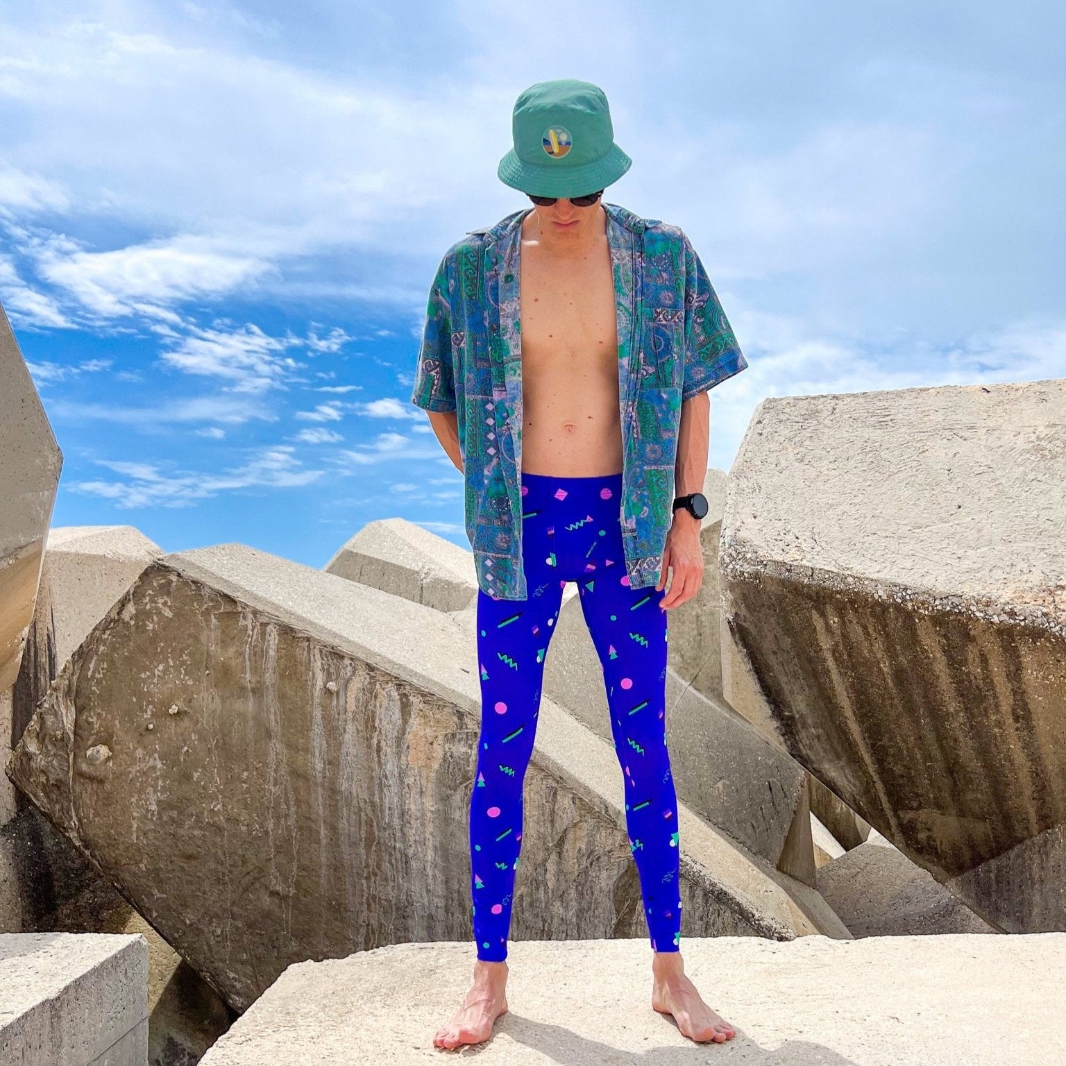 Modèle en legging colorée rétro années 80 pour sport et tenue de festival