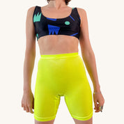 Zoom matière sur le short cycliste en velours côtelé jaune fluo