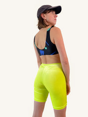 Short cycliste en velours jaune fluo idée tenue rétro avec brassière année 80