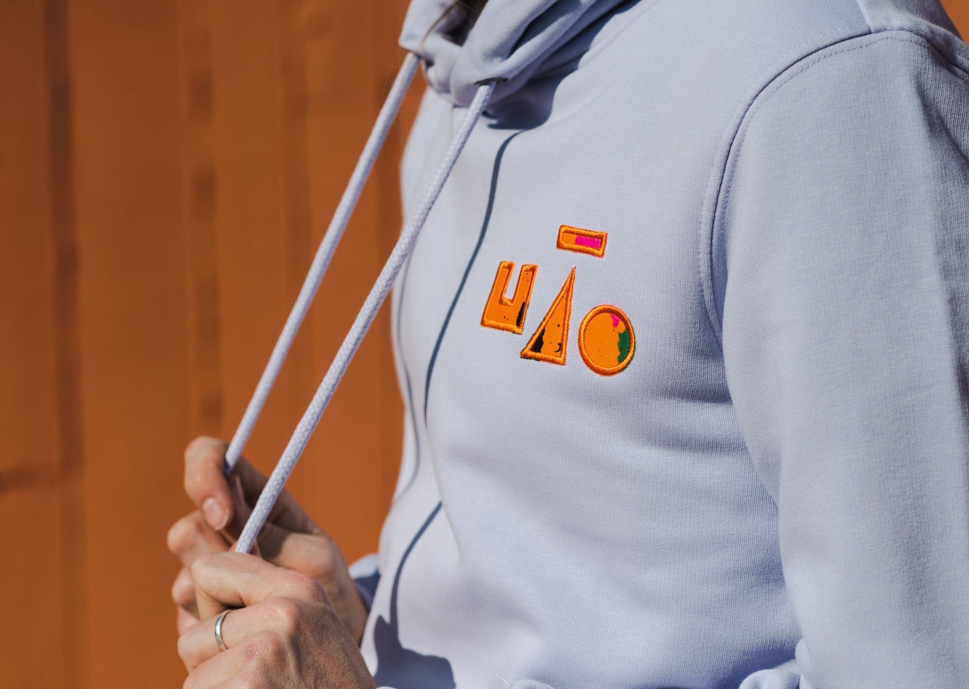 détail broderie orange upcyclée sweat parme unique coton recyclé rétro UJŌ