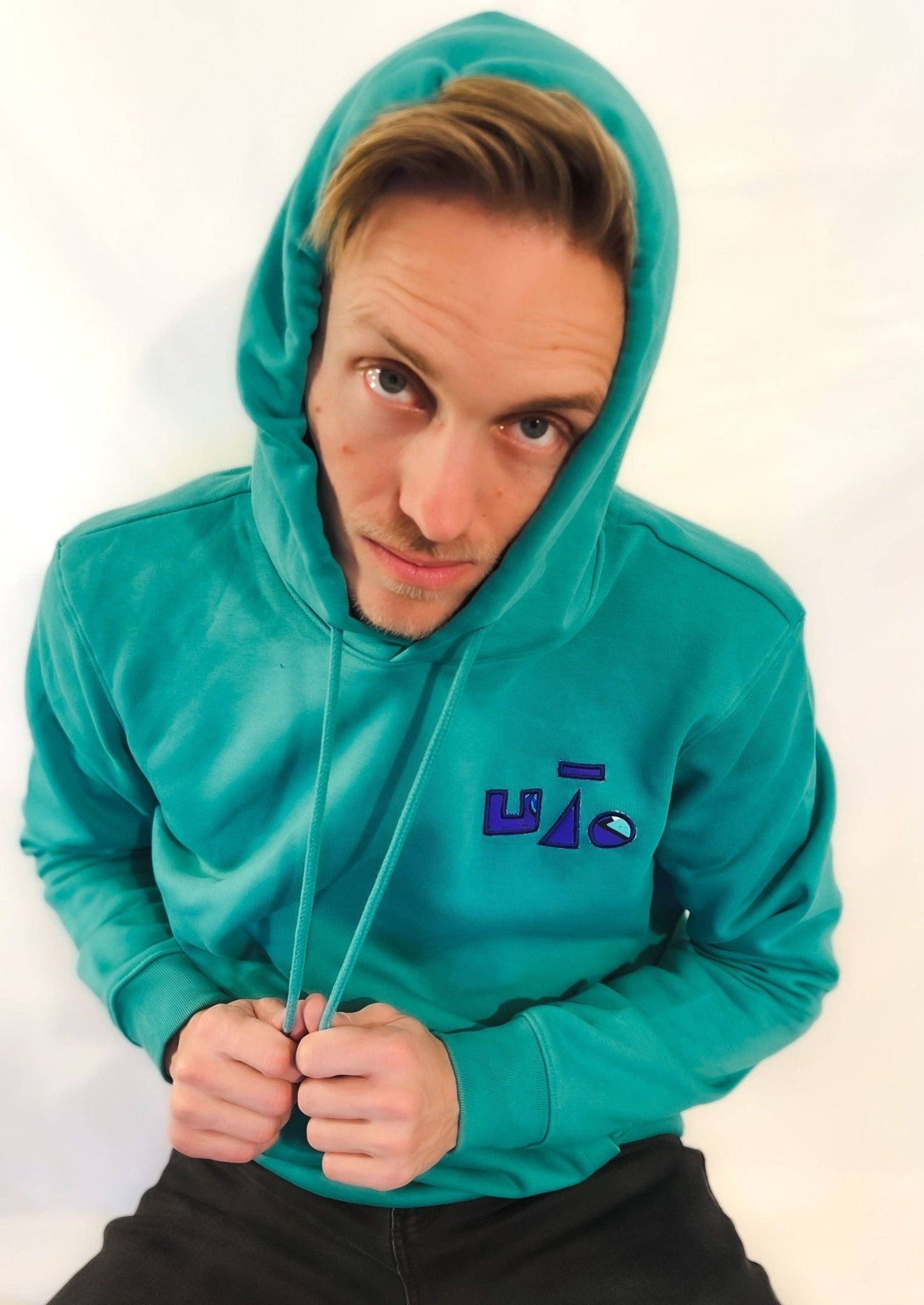 zoom poche sweat vert émeraude logo broderie upcycle exclusif UJŌ