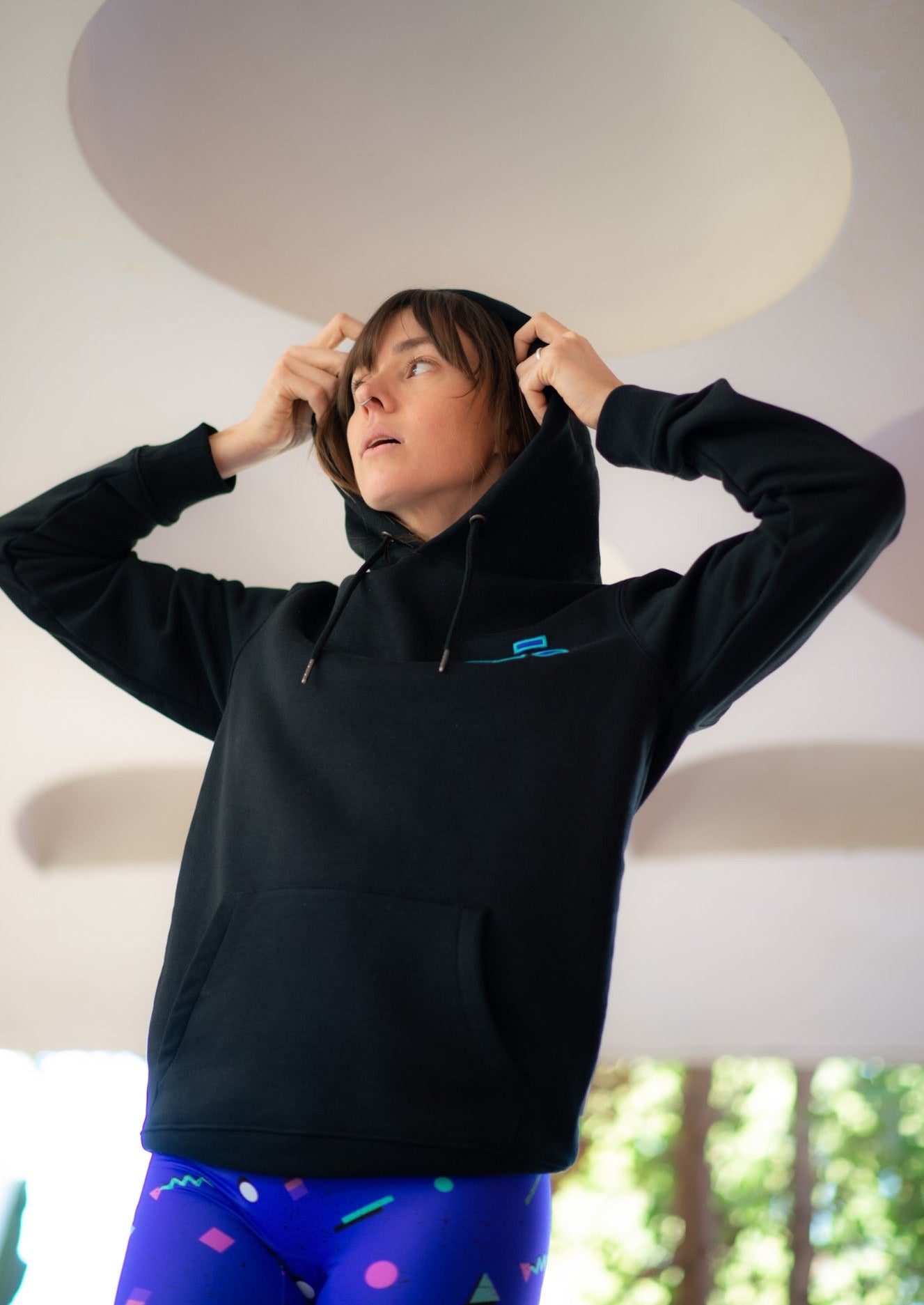 détail broderie upcyclée sweat à capuche noir unique coton recyclé rétro UJŌ