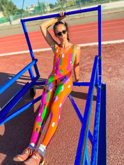 Modèle en position sportive avec le maillot une pièce au motif rétro coloré