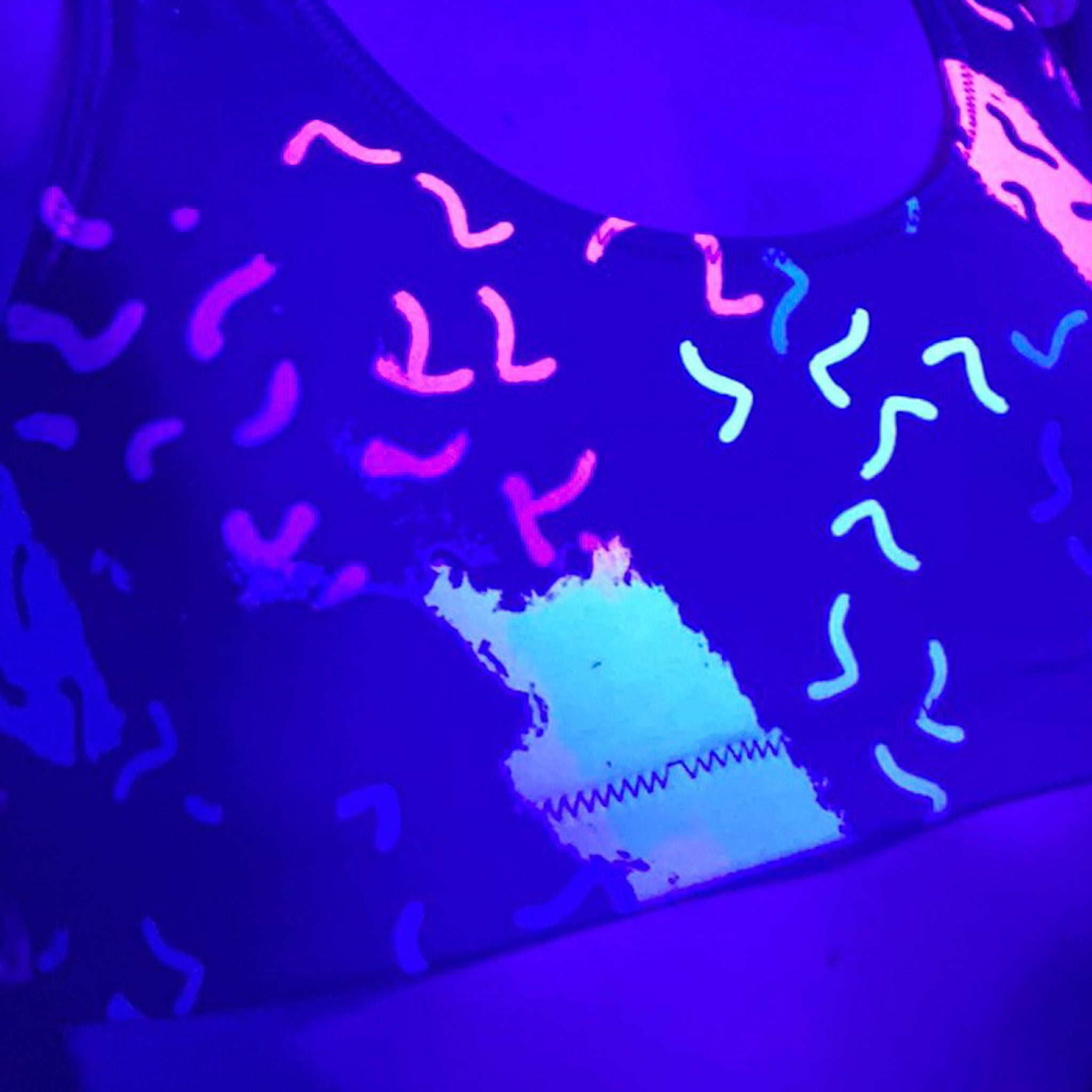 Brassière de sport Noir néon dans la nuit- UJO