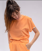 Détail du tissu éponge texturé du t-shirt