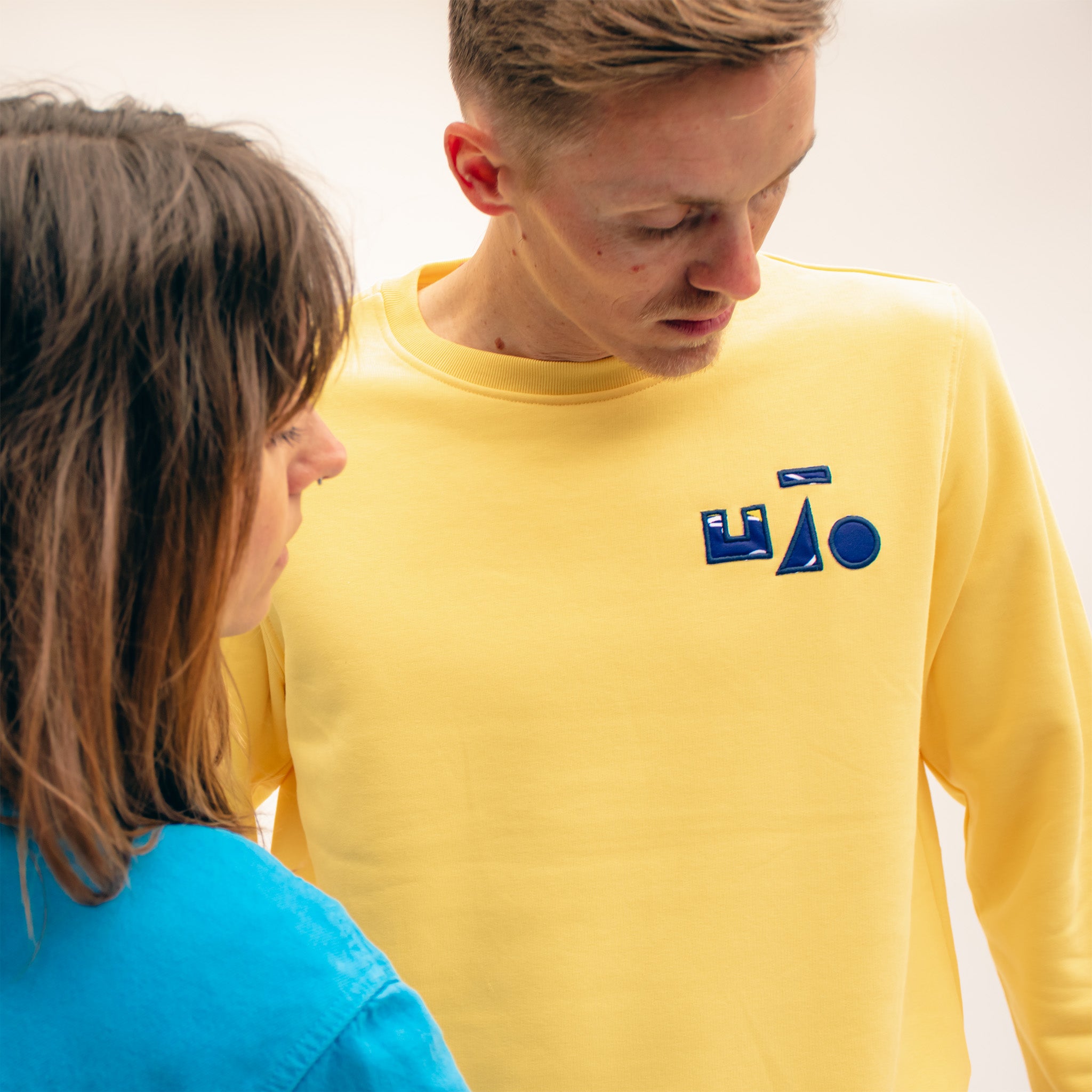 sweat col rond unisexe jaune broderie upcyclée coton bio rétro made in France UJŌ