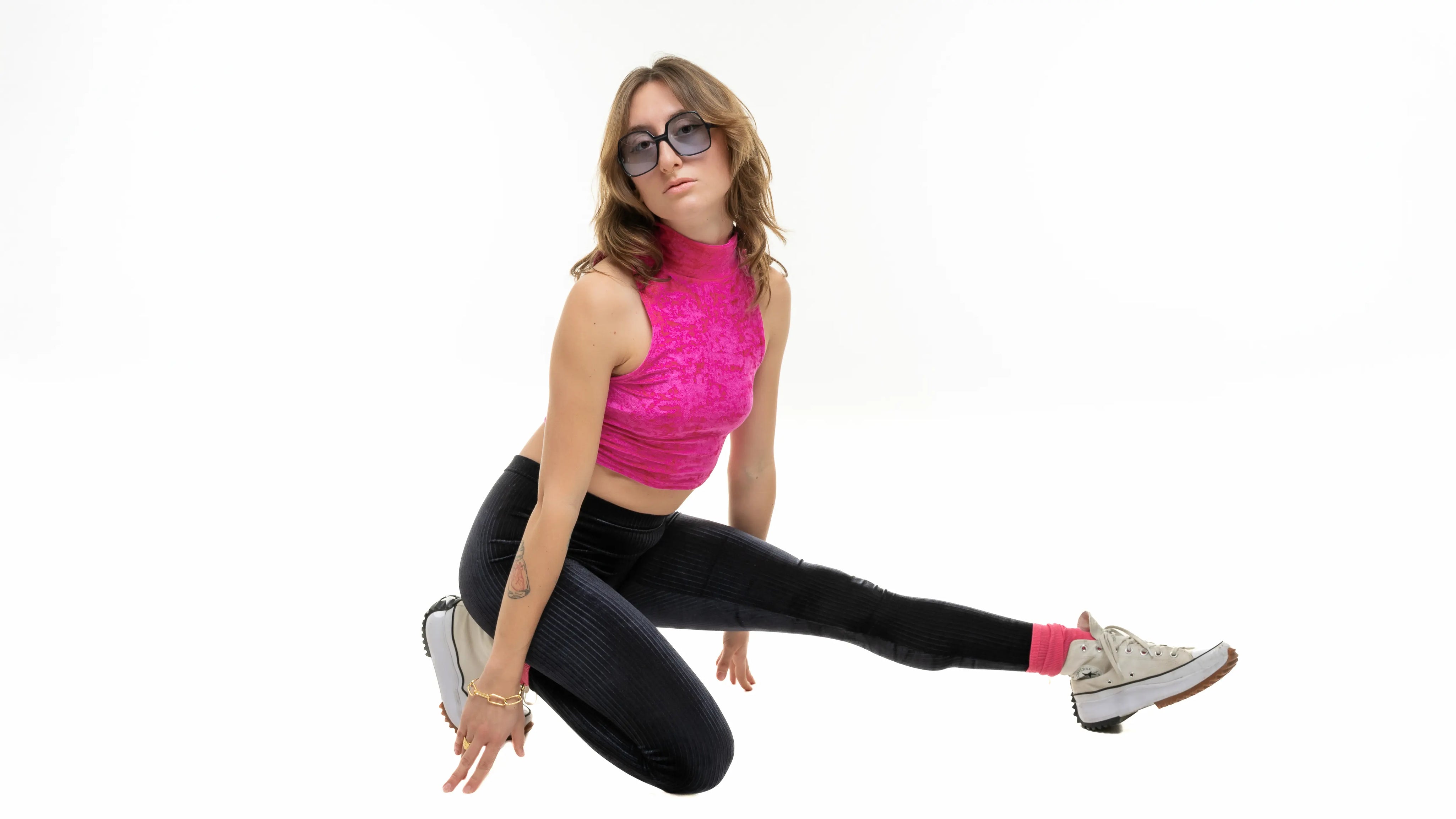 Femme portant un legging velours noir taille haute - Guide complet UJO