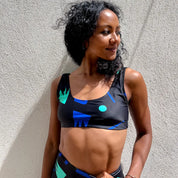 Brassière sport motif rétro Noir Bleu & vert  sur peau mate - UJŌ