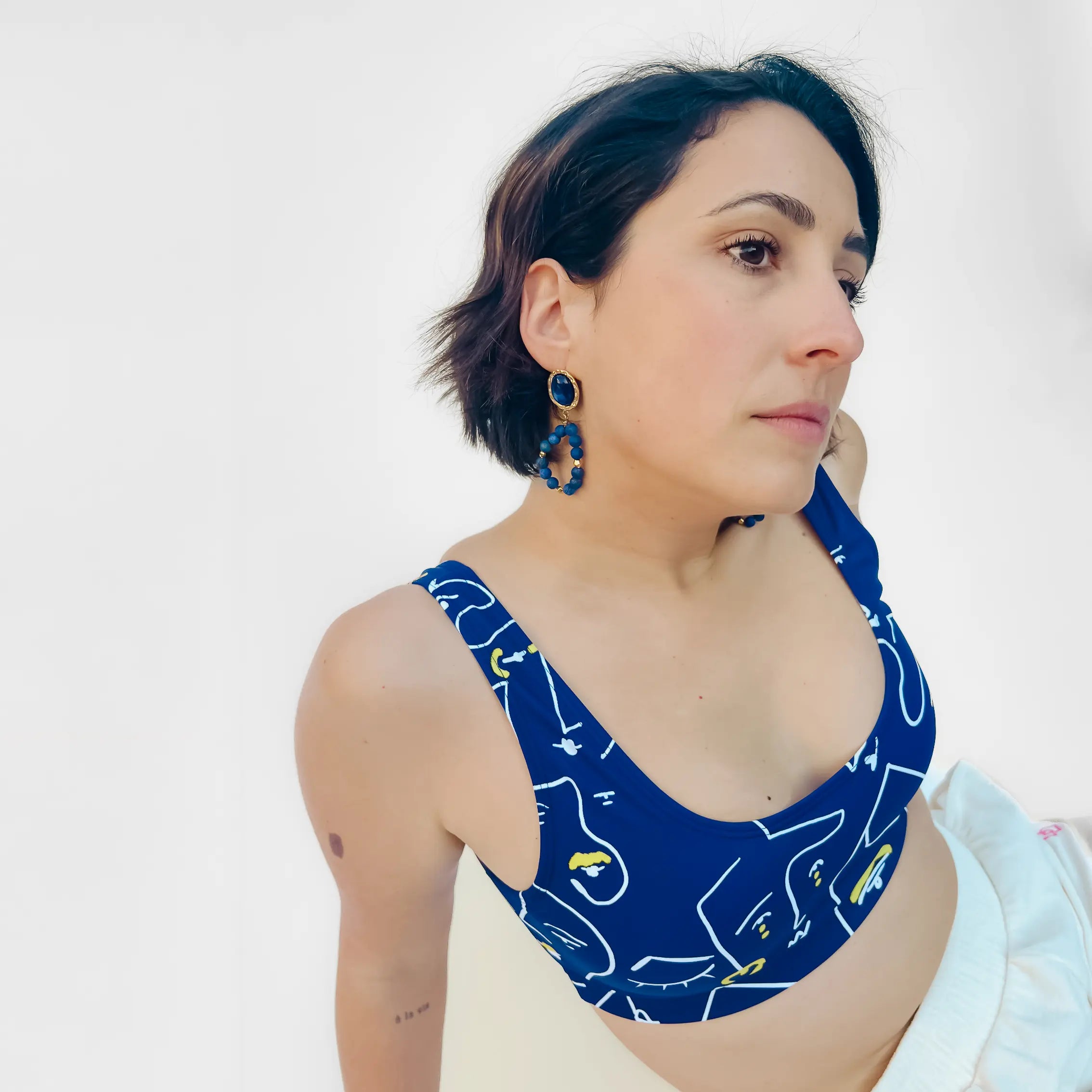 modèle avec la Brassiere de sport bleu marine UJO rétro