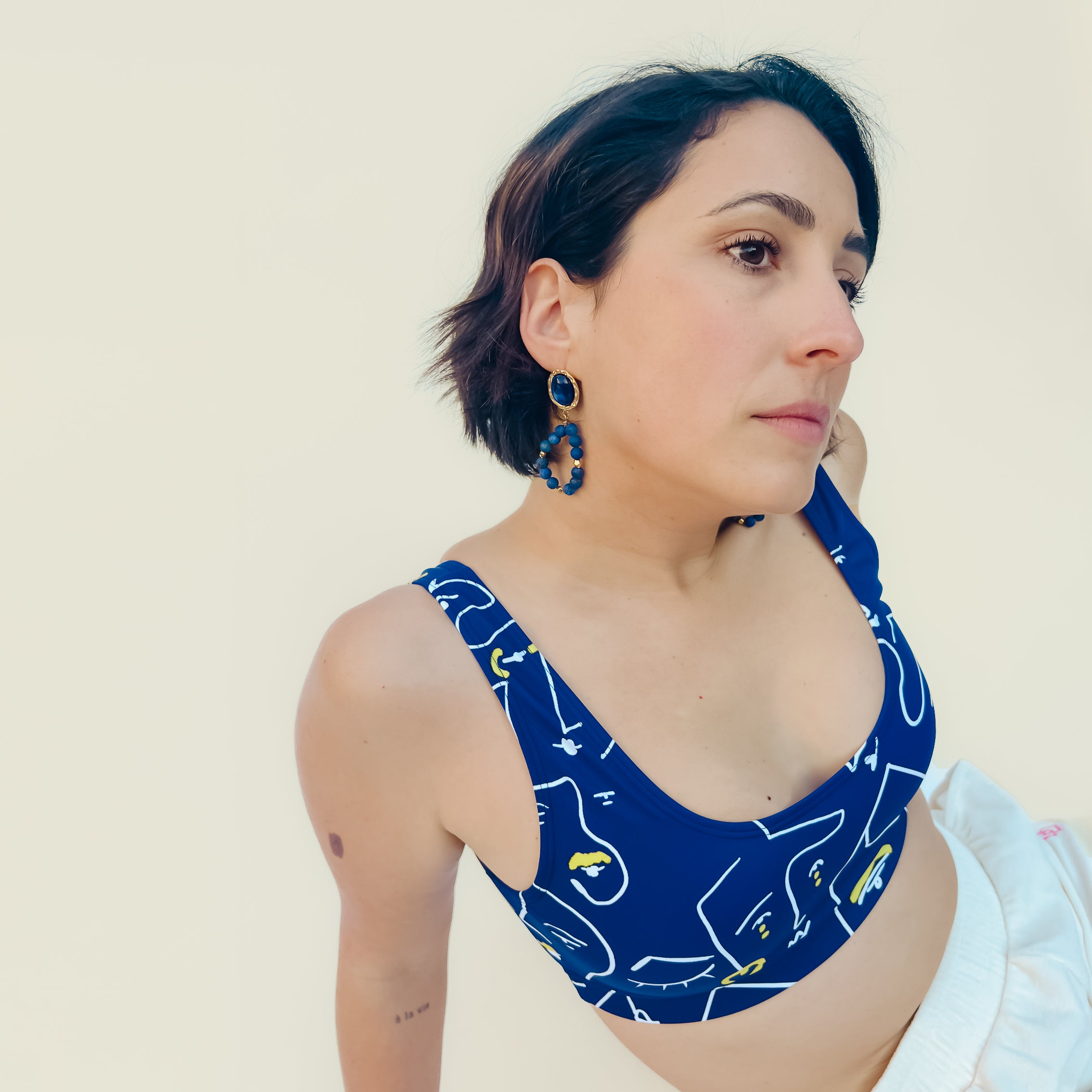 modèle avec la Brassiere de sport bleu marine UJO rétro