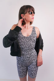 Modèle avec la combi short motif rétro wave avec lunettes noires