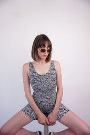 Modèle en position assise avec la combi short motif rétro wave UJO made in France
