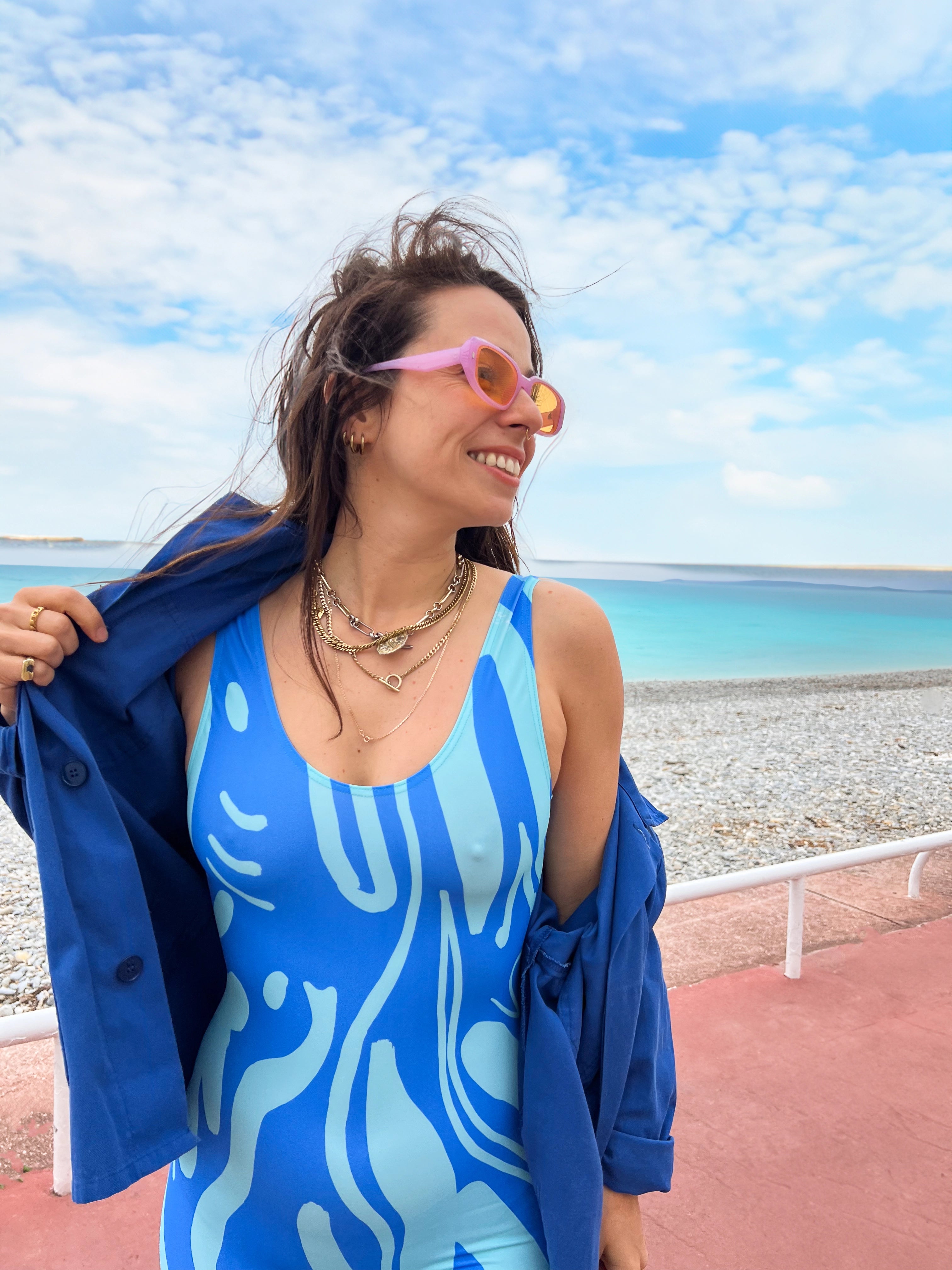 Modèle en combinaison lycra tenue de festival originale