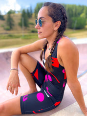 Mannequin pose détente en combishort lycra au motif coloré rose et rouge