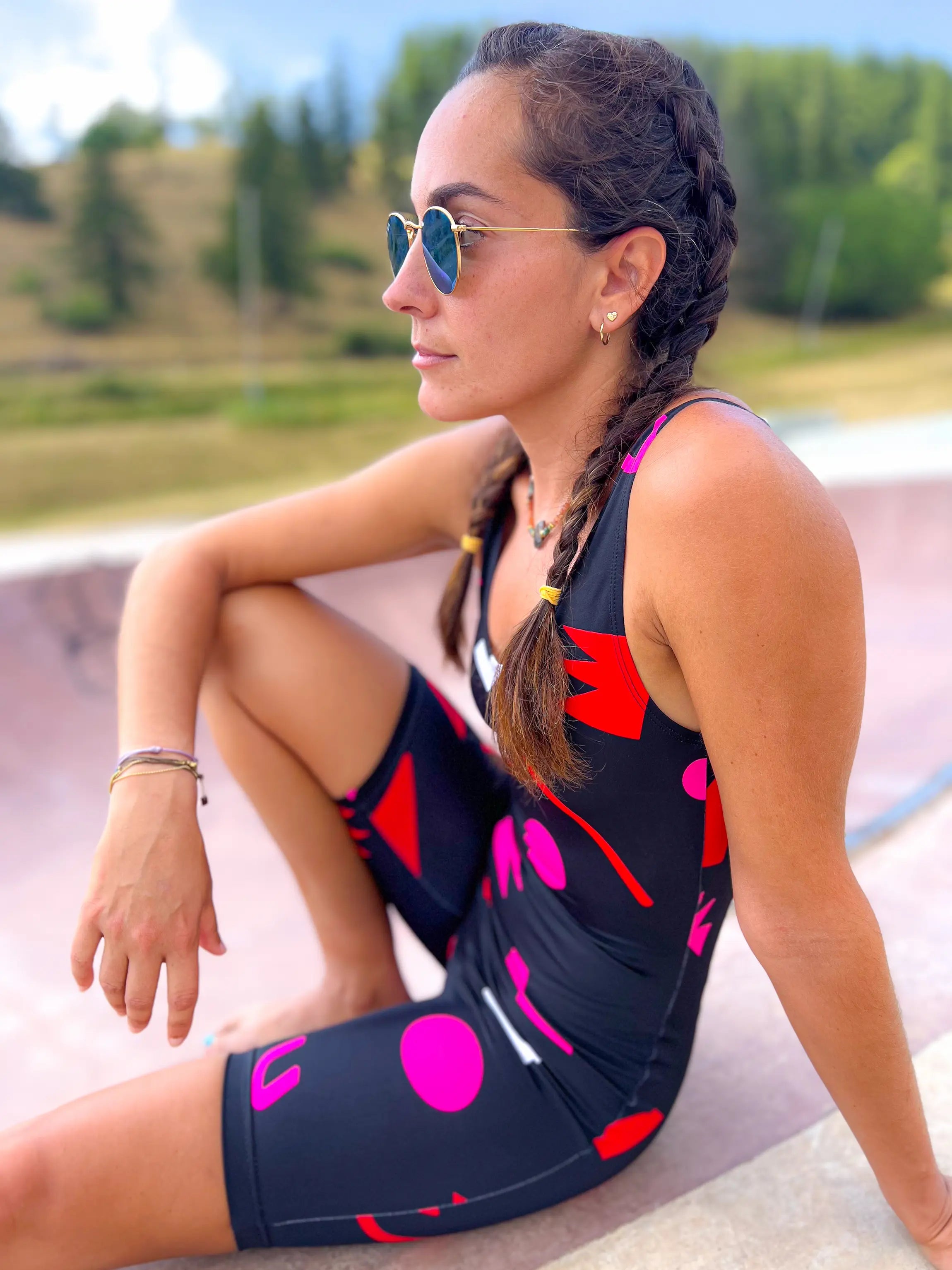 Mannequin pose détente en combishort lycra au motif coloré rose et rouge