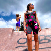 mannequin de face avec la combishort en lycra noire aux motifs rétro rouge et rose