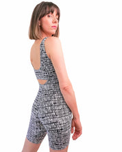 Modèle avec la combishort Cypher au motif rétro noir et blanc de dos
