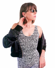Modèle avec la combishort motif rétro wave avec lunettes noires