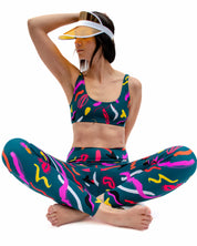 Modèle pose yoga en legging de sport Vert au motif rétro coloré- UJŌ