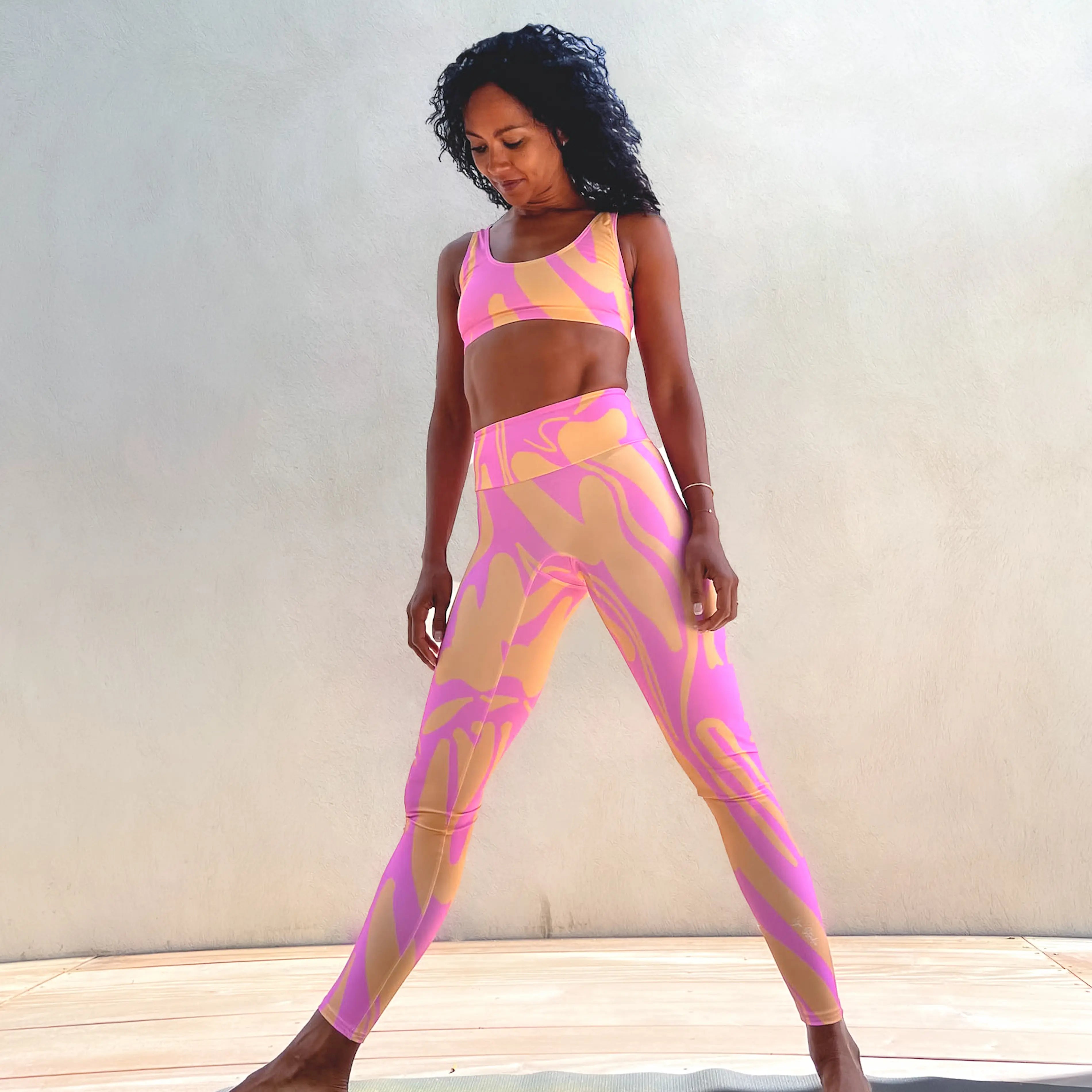 Zoom sur le motif rétro du legging orange et rose made in France